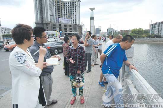 張家口市民向記者講述德 州好兄弟救人過程。