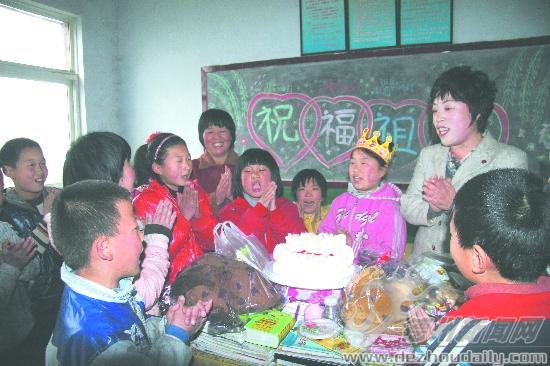 邢長虹（右二）為留守兒童張可然慶祝生日。王磊 攝