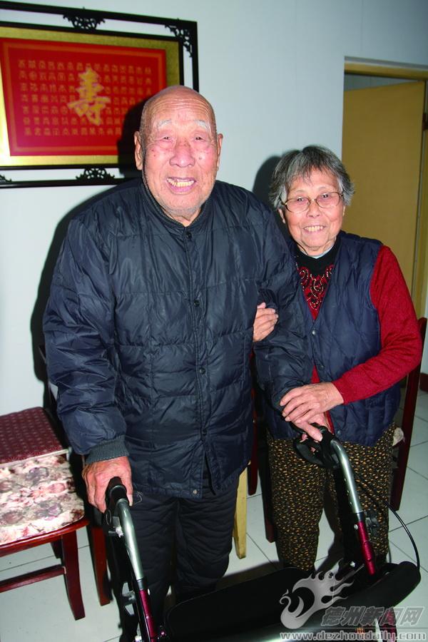 91歲老人王建章：搓麻將聽(tīng)小曲不亦樂(lè)乎