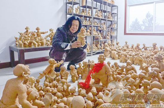 李延平展示土陶作品。