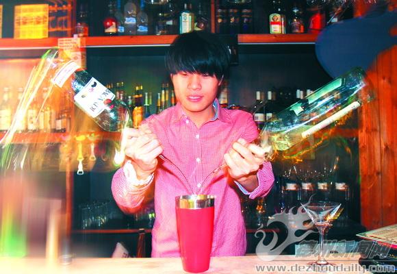 “90后”英式調酒師：添紅滾綠調出炫彩生活