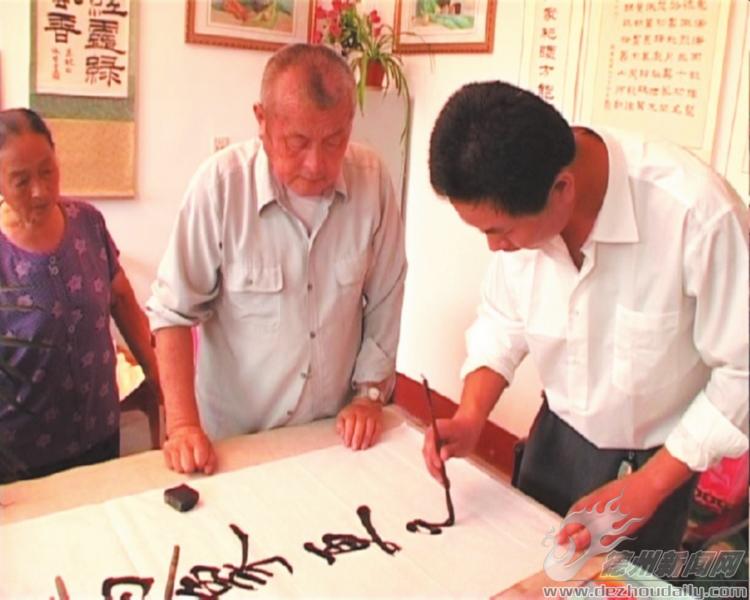 張榮瑄指導(dǎo)孫子張寶武寫(xiě)字