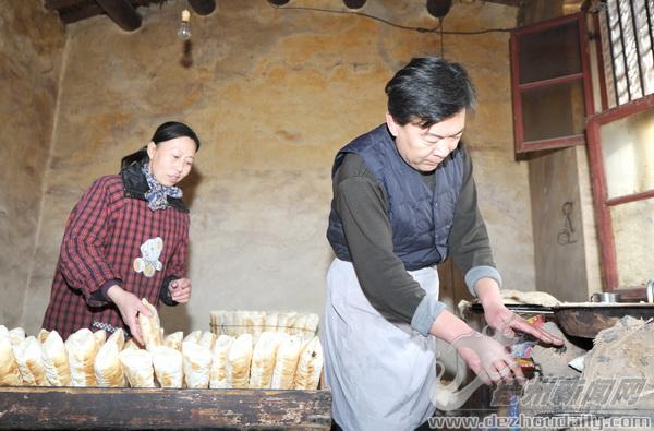 夫妻倆忙個(gè)不停但每小時(shí)只能做40多個(gè)宋樓火燒
