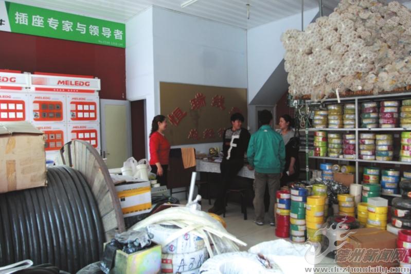 每一位來(lái)店里的顧客，張艷鳳都當(dāng)成朋友一樣對(duì)待