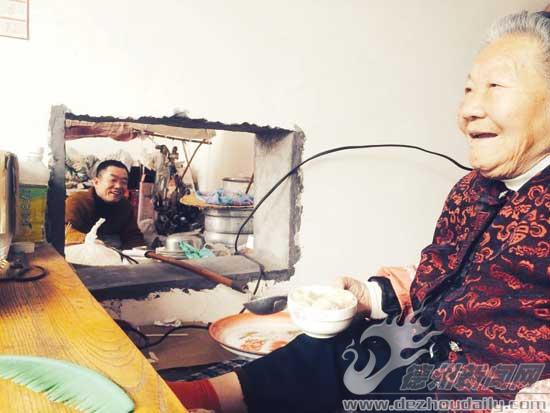 李志俊透過(guò)窗洞，用長(zhǎng)柄勺將水餃送到母親手中。