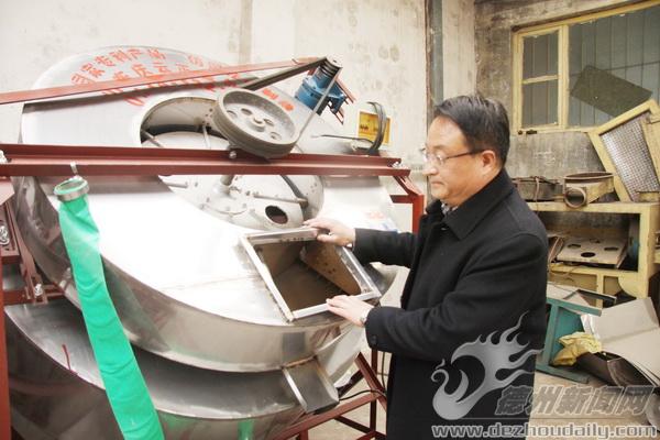 楊君忠發(fā)明家禽自動(dòng)脫毛機(jī) 登上央視的草根發(fā)明家