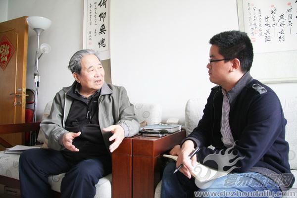 雷鳳鳴（左）接受本報(bào)記者采訪