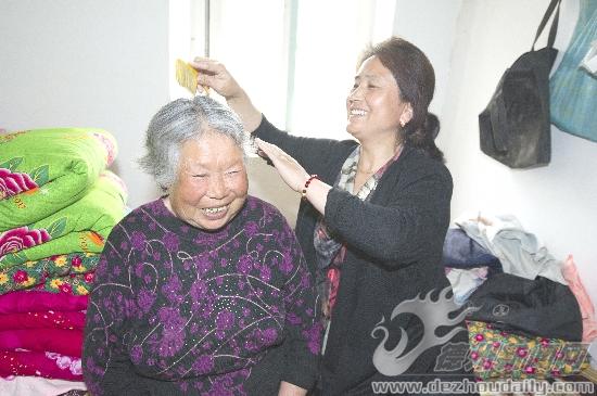 李海英一有時間就回家陪婆婆聊天干家務(wù)。