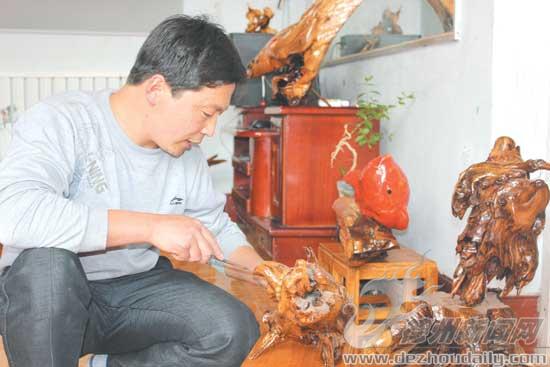享受雕刻過(guò)程是張雷每天最幸福的時(shí)光。