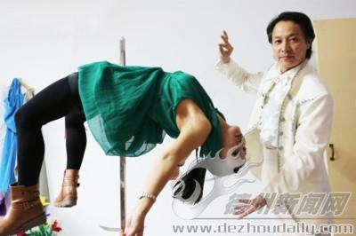 李國志在工作室為記者表演魔術(shù)《人體穿劍》。