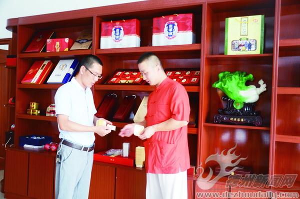 梁寧（左）向客戶介紹產(chǎn)品。