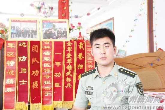 馬建文的家里掛滿了各種“榮譽(yù)”。記者 李智群 攝