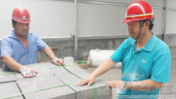 張繼錄（右）查看高速公路小預(yù)制構(gòu)件。