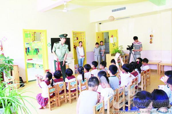 賈辰龍給幼兒園的孩子講解消防知識。