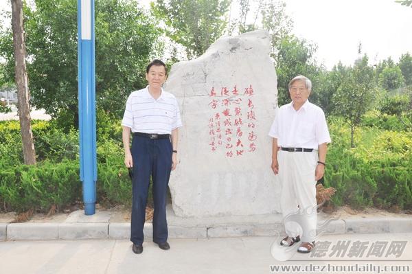 桑恒昌與著名詩評家張同吾在桑恒昌詩苑。