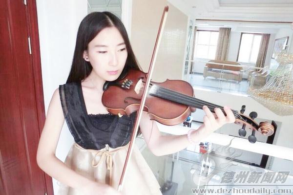 楊迪在家中演奏小提琴。
