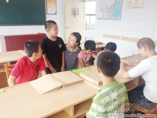 課下，張金紅經(jīng)常與學(xué)生們交流。屈大鵬攝