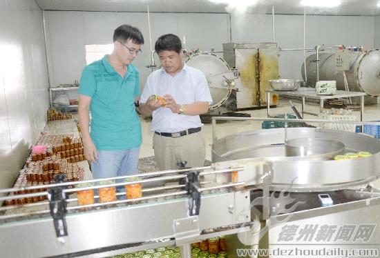 張漢兵在一家金針菇罐頭廠調(diào)研，他帶動的深加工企業(yè)就有七八家。