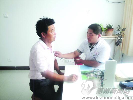 劉洪衛(wèi)為病人聽(tīng)診。