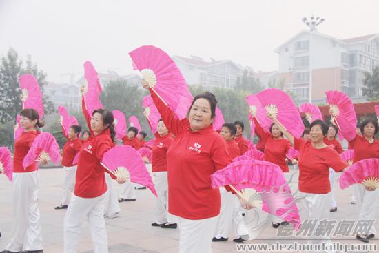 陳文萍（中）和姐妹們一起跳舞。王凡存 攝