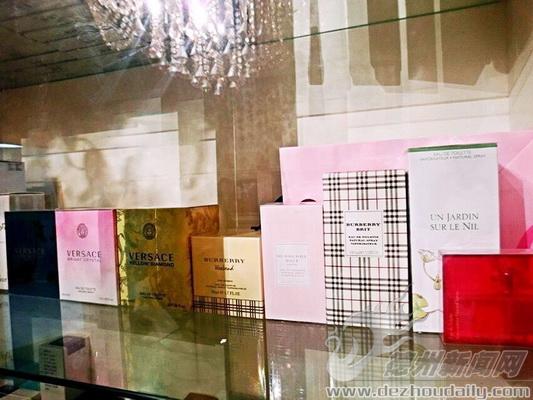王冰崧向記者展示他收藏的香水（部分）。