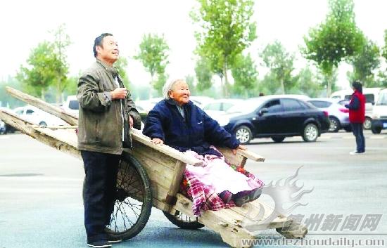 張金寶板車載母，在歐樂(lè)堡游玩。