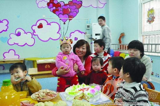安增莉（左三）陪孤殘兒童過生日。