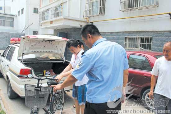 退還的自行車交到失主手中。